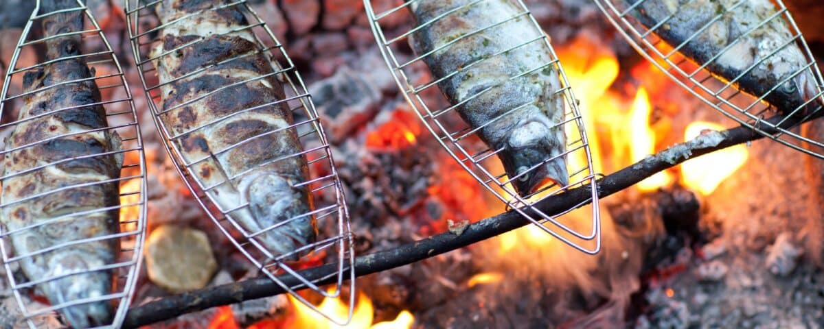 Grillen von Fisch auf dem Lagerfeuer