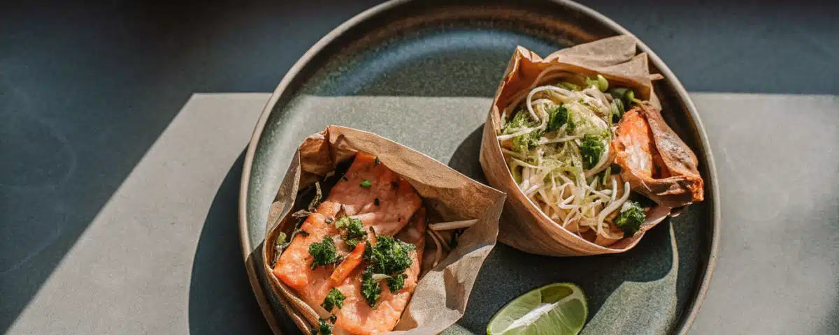 Gebackener Lachs auf Reisnudeln mit Erbsen, Frühlingszwiebeln, Koriander und Limette