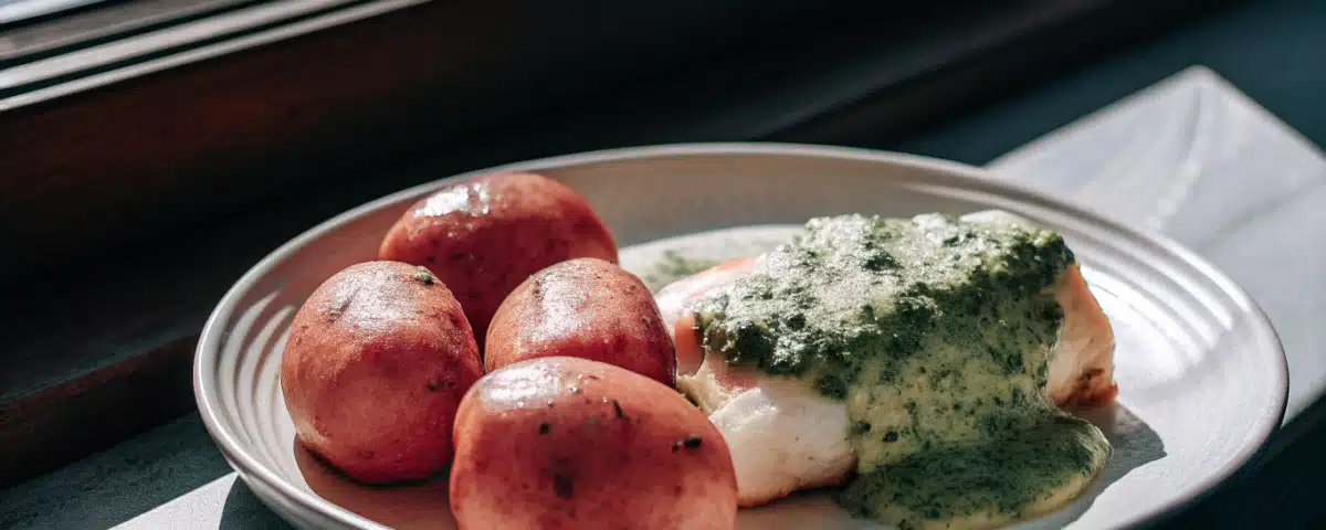 Pochiertes Kabeljaufilet mit grüner Senf-Petersilien-Sauce und Salzkartoffeln