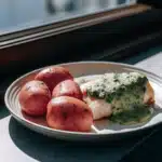 Pochiertes Kabeljaufilet mit grüner Senf-Petersilien-Sauce und Salzkartoffeln