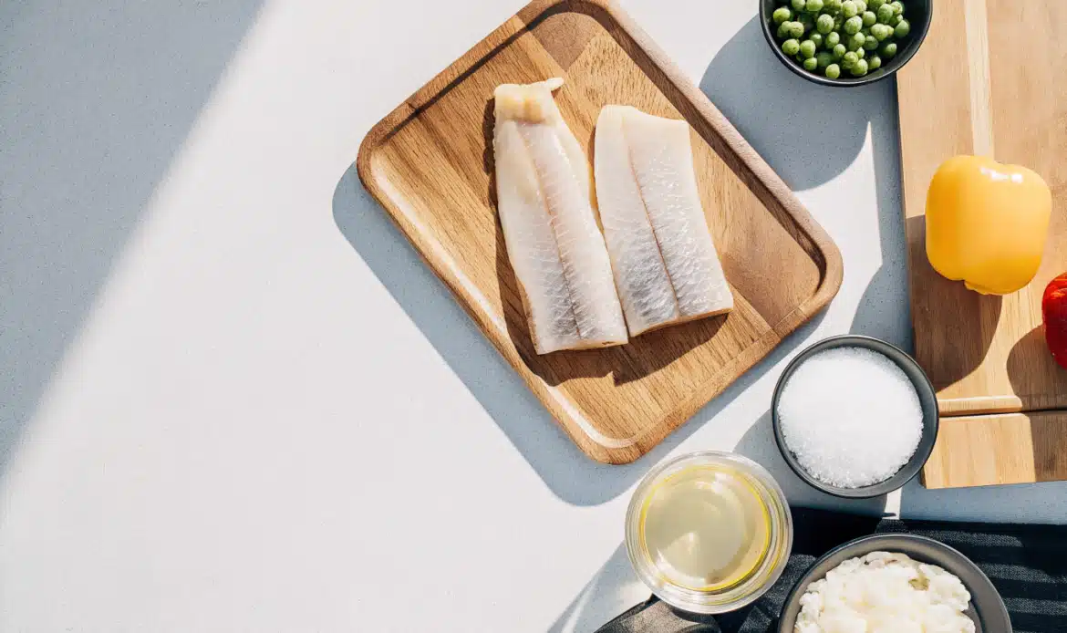 Zutaten für eine Fischpfanne mit Seelachs, Paprika, Erbsen und Kerbel